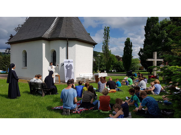 Familiengottesdienst - Stadtpfarrer Buß "unterhält" sich mit Schönstatt-Gründer Pater Kentenich